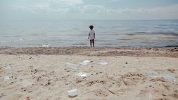 Imagen referencial de la contaminación por plástico en una playa.&nbsp;
