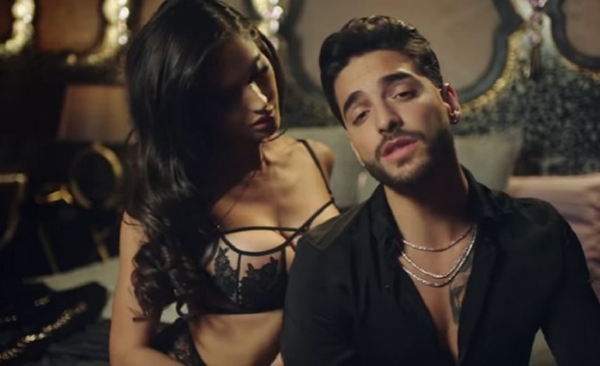 Maluma y la modelo Natalia Barulich en el videoclip de Felices los cuatro.
