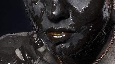 Empleada se pinta el rostro de negro en EEUU en protesta por vacuna obligatoria (Foto referencial)