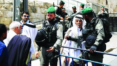 Palestinos intentan cruzar un puesto de seguridad israelí junto a la Puerta del León en el casco viejo de Jerusalén.
