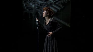 La venezolana Mariaca Semprún caracterizada como la francesa Édith Piaf, en la obra Piaf, voz y delirio.