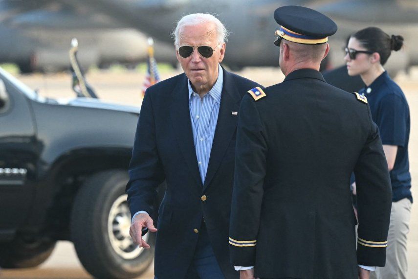 El Presidente Joe Biden desembarca del Air Force One al llegar a la Base de la Guardia Nacional Aérea de Delaware en New Castle, Delaware, el 5 de julio de 2024, mientras viaja a su casa en Wilmington, Delaware.