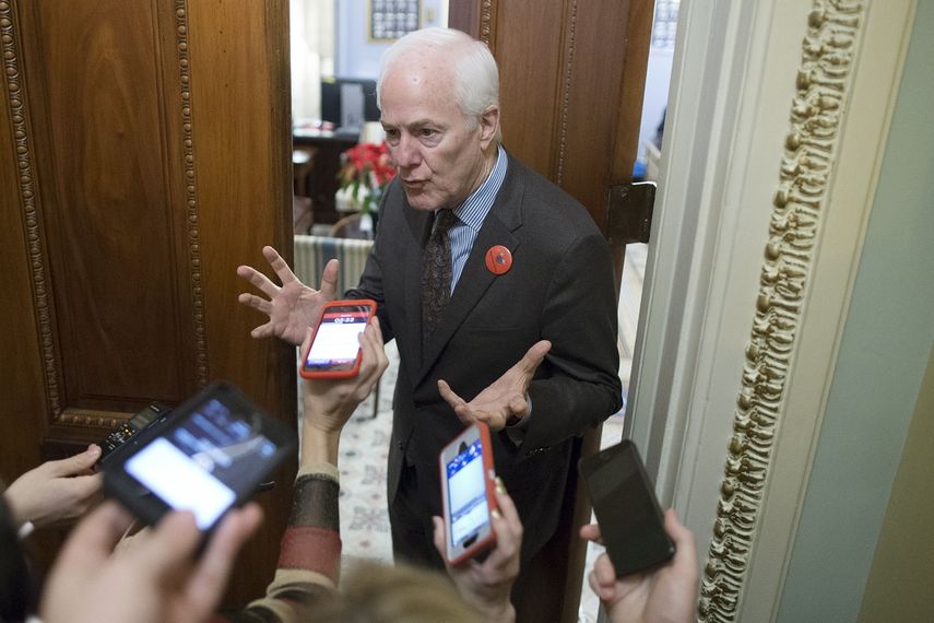 El senador republicano de Texas John Cornyn habla con medios de comunicación sobre el cierre parcial administrativo del Gobierno de EEUU desde fuera de su oficina en Capitol Hill en Washington DC.