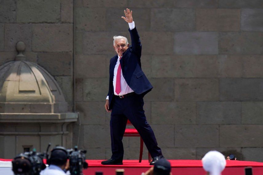 El presidente saliente de México, Andrés Manuel López Obrador, saluda después de pronunciar su último Informe sobre el Estado de la Unión en el Zócalo, la plaza principal de la Ciudad de México, el domingo 1 de septiembre de 2024.&nbsp;