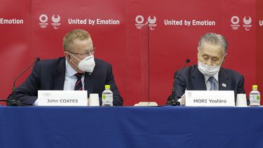 John Coates, presidente de la comisión de coordinación de los Juegos Olímpicos de Tokio 2020, y Yoshiro Mori, presidente del comité organizador, durante en conferencia de prensa el miércoles 18 de noviembre del 2020 en Tokio