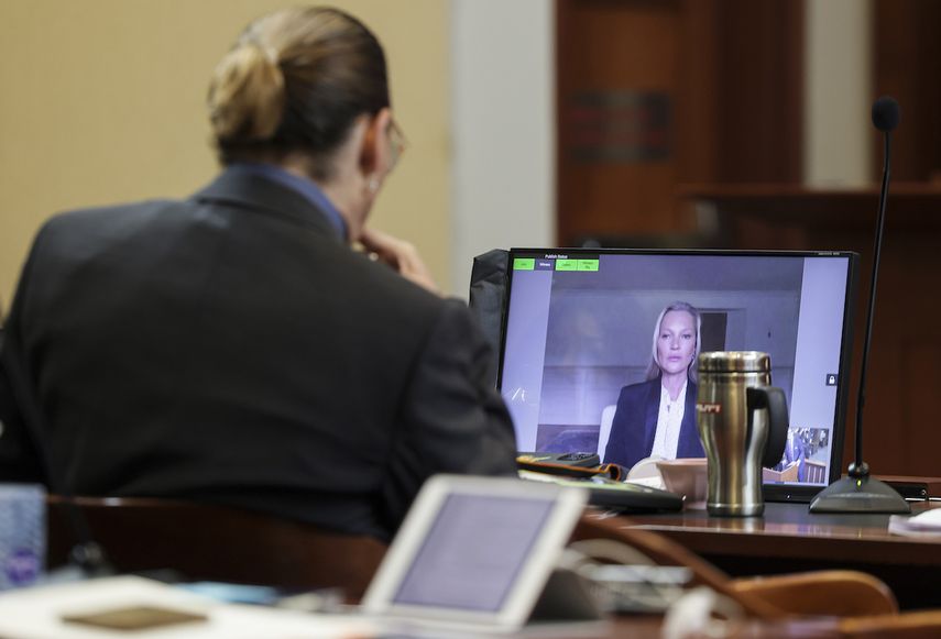 Johnny Depp ve a la modelo Kate Moss, exnovia del actor, testificar a través de un enlace de video en el Tribunal de Circuito del Condado de Fairfax, en Fairfax, Virginia, el miércoles 25 de mayo de 2022.