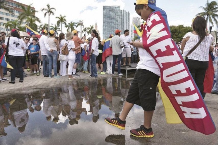 Venezolanos participan en una concentración en Miami.