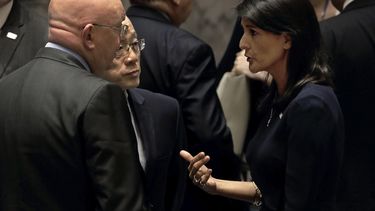 La embajadora de EEUU, Nikki Haley (d), habla con el embajador ruso ante las Naciones Unidas, Vasily Nebenzya (i) y su homólogo chino, Liu Jieyi, tras la sesión con el Consejo de Seguridad sobre la situación en Corea del Norte.
