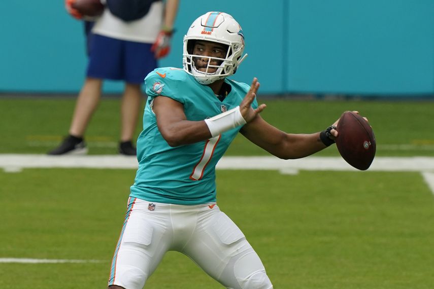 El quarterback Tua Tagovailoa (1) de los Dolphins de Miami busca soltar un pase ante los Bengals de Cincinnati, el domingo 6 de diciembre de 2020 en Miami Gardens, Florida.&nbsp;