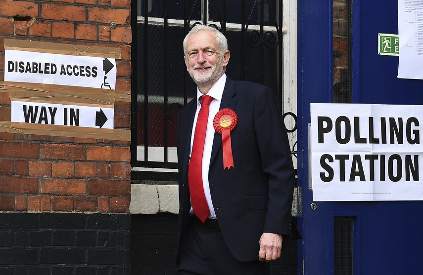 El líder laborista Jeremy Corbyn tras ejercer su derecho al voto en un colegio electoral en el distrito de Islington en&nbsp;Londres&nbsp;(Reino Unido).