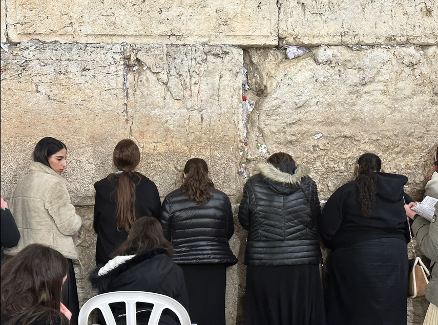 Mujeres judías rezan en el muro de las lamentaciones en Jerusalén.