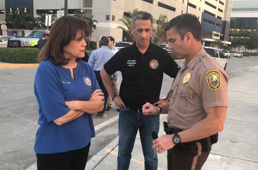La senadora estatal Taddeo conversa con el representante estatal Robert Asencio y el director de la Policía de Miami-Dade, Juan Pérez.