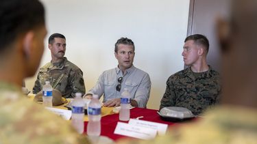 El secretario de Defensa, Pete Hegseth, se reúne con personal militar estadounidense en la Base Naval de la Bahía de Guantánamo el 25 de febrero de 2025.