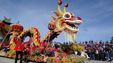 El carro alegórico de Donate Life, ganador del premio Sweepstakes, en Colorado Boulevard en el 134o Desfile de las Rosas en Pasadena, California, el lunes 2 de enero de 2023.&nbsp;