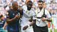 El atacante venezolano del Pachuca, Salomón Rondón (izquierda), conversa con el defensor alemán del Real Madrid, Antonio Rüdiger (centro), al final de un partido del Mundial de Clubes, el 22 de junio del 2025.