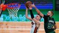 El base de los Celtics de Boston Evan Fournier intenta bloquear el tiro de Tyler Herro del Heat de Miami en el encuentro del martes 11 de mayo del 2021 El base de los Celtics de Boston Evan Fournier intenta bloquear el tiro de Tyler Herro del Heat de Miami en el encuentro del martes 11 de mayo del 2021