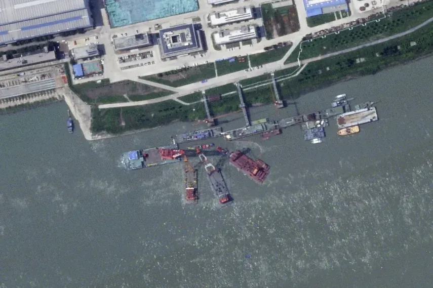Esta imagen satelital de Planet Labs PBC muestra lo que parece ser un submarino chino hundido en un puerto cerca de Wuhan, China, el 15 de junio de 2024.&nbsp;
