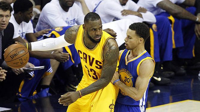 James y Curry tendrán su último duelo del año esta noche. (EFE)