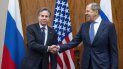 El secretario de Estado de Estados Unidos, Antony Blinken (izquierda), estrecha la mano al ministro ruso de Exteriores, Sergei Lavrov (derecha), antes de su reunión en Ginebra, Suiza, el 21 de enero de 2022. El secretario de Estado de Estados Unidos, Antony Blinken (izquierda), estrecha la mano al ministro ruso de Exteriores, Sergei Lavrov (derecha), antes de su reunión en Ginebra, Suiza, el 21 de enero de 2022.