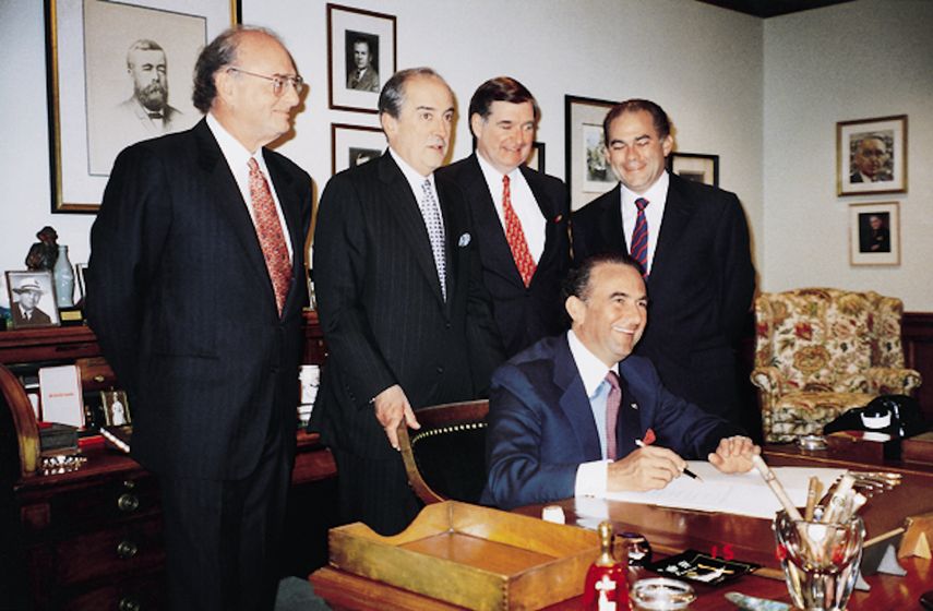 Gustavo, Ricardo y Oswaldo Cisneros junto a Roberto Goizueta, Presidente de la Junta Directiva de The Coca-Cola Company, y Douglas Ivester, Presidente de la Compañía, en el momento culminante de las negociaciones con Coca-Cola en Atlanta (14 de agosto de 1996). &nbsp;