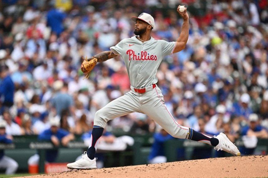 Christopher Sánchez, # 61 de los Filis de Filadelfia, lanza en la primera entrada contra los Cachorros de Chicago en el Wrigley Field el 4 de julio de 2024 en Chicago, Illinois.&nbsp;