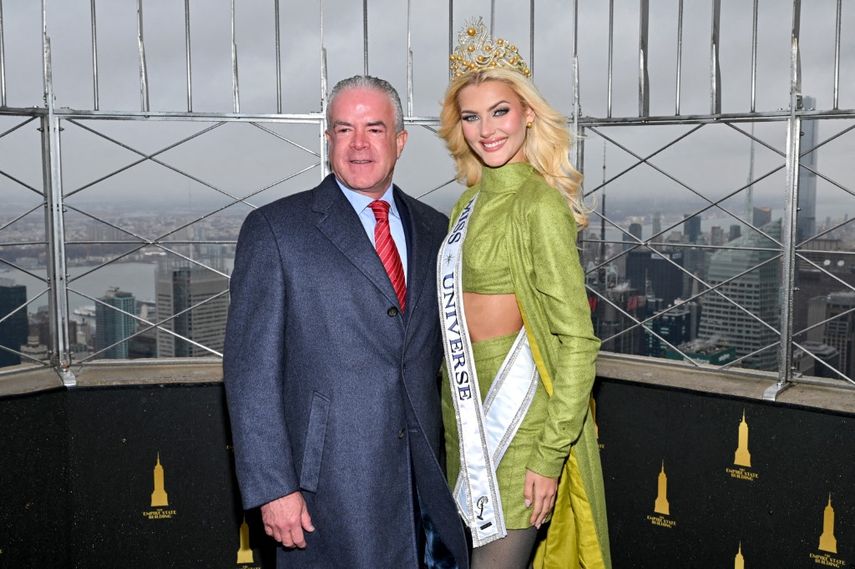 Raúl Rocha y Victoria Kjaer Theilvig asisten a la ceremonia de iluminación del Empire State Building en honor a Miss Universo 2024, celebrada el 22 de noviembre de 2024 en la ciudad de Nueva York.