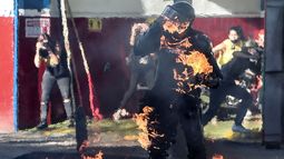 Un oficial de la polic&iacute;a antidisturbios es alcanzado por una bomba de gasolina&nbsp;lanzada por&nbsp;manifestantes que protestaban contra la brutalidad policial en Medell&iacute;n, Colombia, foto 10 de septiembre de 2020.&nbsp;