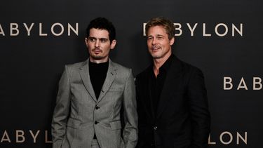 El director de Babylon, Damien Chazelle, posa junto al actor Brad Pitt, durante el estreno del filme en París.&nbsp;