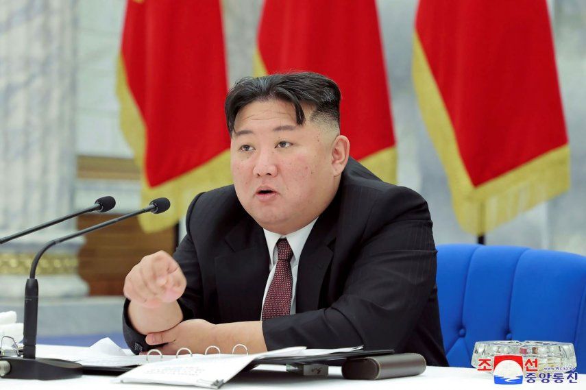 Kim Jong Un pronuncia un discurso durante una reunión del Partido de los Trabajadores en Pyongyang, Corea del Norte, el viernes 30 de diciembre de 2022.