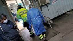 &nbsp;Trabajadores sanitarios en un hospital de Santiago de Chile atienden casos de COVID-19.