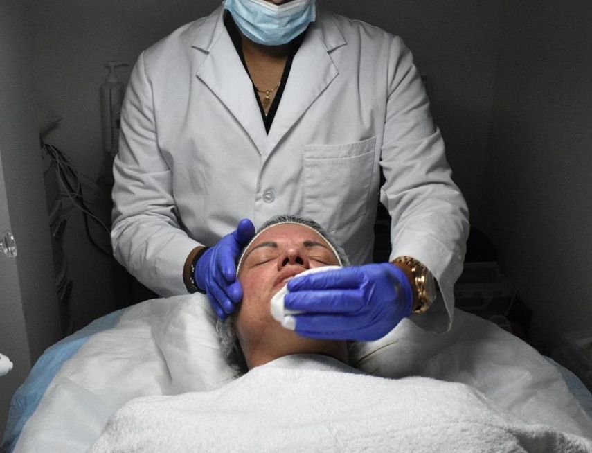 Wickander Ferreira realiza uno de los tratamientos de belleza que ofrece en su medspa BioAesthetics LLC, en Hialeah.&nbsp;