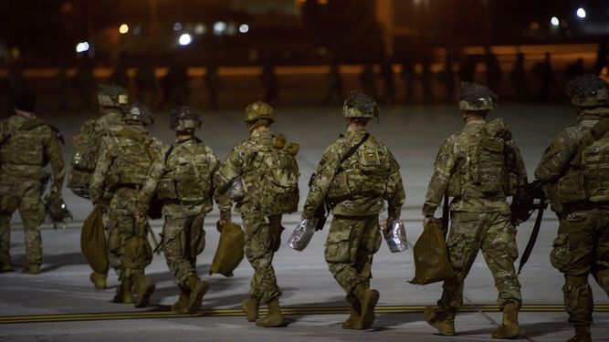 En esta imagen del miércoles 1 de enero de 2020, soldados del Ejército de Estados Unidos de la Compañía Aérea 82, abordan una aeronave C-17 en Fort Bragg, Carolina del Norte, para su despliegue en Medio Oriente.