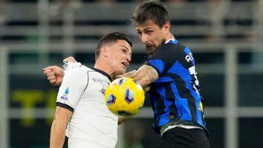 Giacomo Raspadori del Napoli pelea por el balón con Francesco Acerbi del Inter de Milán en el encuentro de la Serie A en el Estadio San Siro, el domingo 17 de marzo del 2024.