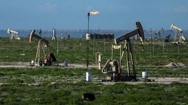 Varios pozos de extracción de petróleo crudo en EEUU.