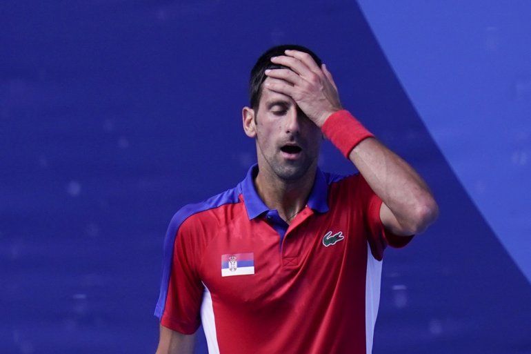 Novak Djokovic reacciona durante el partido por el bronce en el tenis masculino frente a Pablo Carreño Busta, en los Juegos de Tokio, el 31 de julio de 2021, en Tokio, Japón. 