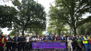 El reverendo Al Sharpton (c) durante su participación en la Marcha de los Mil Ministros por la Justicia, organizada por la ONG de derechos civiles National Action Network el 28 de agosto 2017, en Washington, DC. Con el recuerdo del Yo tengo un&nbsp;sueño de Martin Luther King, más de 1.000 líderes religiosos marcharon 54 años después en Washington por los derechos civiles.