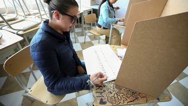 Ciudadanos ecuatorianos participan de la jornada de la elección de autoridades locales más compleja de la historia de&nbsp;Ecuador&nbsp;este domingo con la participación 81.278 candidatos inscritos a nivel nacional.