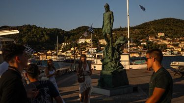 El 3 de agosto de 2026, unos turistas posan junto a una estatua de Odiseo, esculpida por Korina Cassianou, en la localidad de Vathy, en la isla de Ítaca, en el mar Jónico. &nbsp;