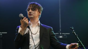 El cantante brit&aacute;nico Pete Doherty durante un concierto en Par&iacute;s.