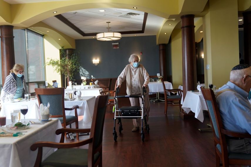 May Nast llega a cenar a RiverWalk, un centro de vivienda independiente para personas de la tercera edad, en Nueva York.