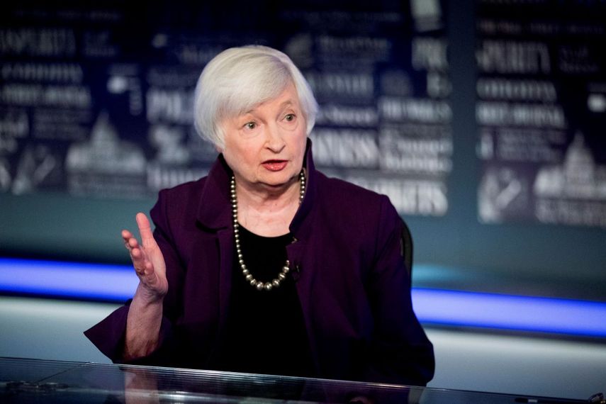 La expresidenta de la Reserva Federal de EEUU Janet Yellen habla con el conductor Jon Hilsenrath, de la cadena FOX Business Network, en la sede de Fox Washington.