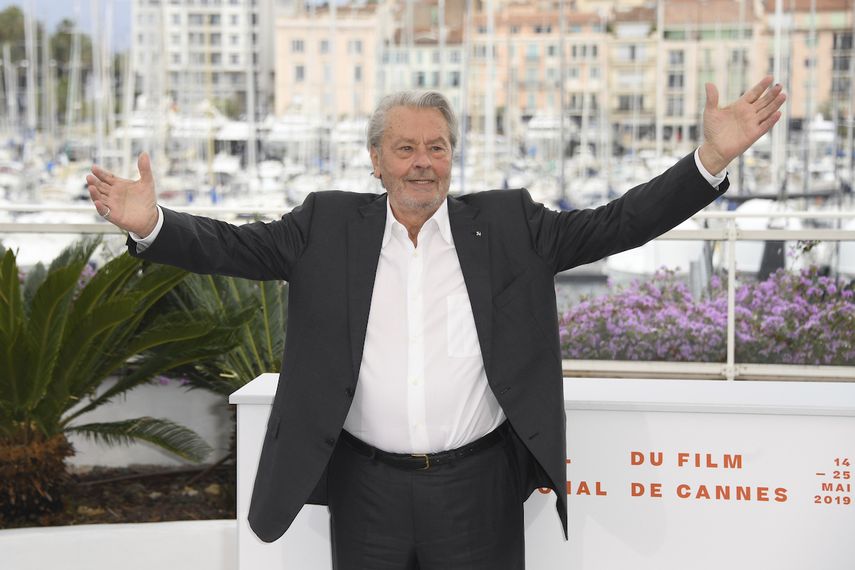 En esta imagen del 19 de mayo de 2019, el actor francés Alain Delon posa para la prensa en la sesión de fotos por su Palma de Oro honoraria en el 72do Festival Internacional de Cine de Cannes, en el sur de Francia.&nbsp;