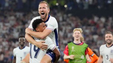 Harry Kane salta a los brazos de Ollie Watkins, su compañero que consiguió el tanto del triunfo de Inglaterra sobre Países Bajos en las semifinales de la Euro 2024, el miércoles 10 de julio de 2024 en Dortmund, Alemania.