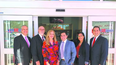 &nbsp; David Araya, Pedro Irarte, Cristina Jim&eacute;nez, Madison Workman, Denise Figueroa y Henry Capote conforman la directiva de Coral Gables Hospital.&nbsp;