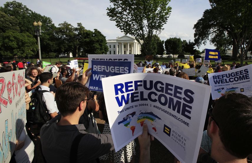Fotograf&iacute;a de archivo del 20 de junio de 2017 de refugiados y activistas comunitarios frente a la Casa Blanca en Washington.&nbsp;