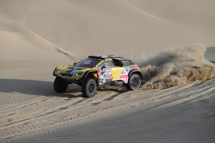 La clasificación general pasa a estar liderada por el sudafricano Giniel De Villiers (Toyota), que finalizó la etapa en la cuarta posición, a un minuto y 31 segundos de Loeb
