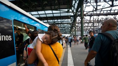 La gente se sube a un tren mientras el servicio se restablece lentamente luego de un gran paro debido a un apagón, en la estación Constitución en Buenos Aires, Argentina.