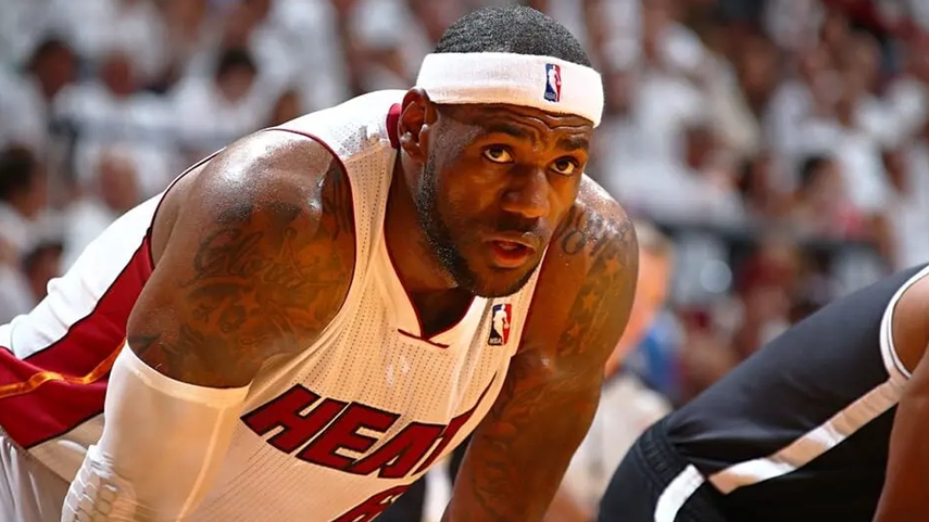 LeBron James, con la camiseta de los Miami Heat, su antiguo equipo.
