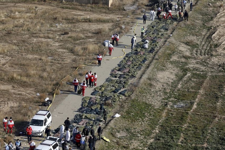 Rescatistas recuperan los cuerpos de las v&iacute;ctimas mortales de un accidente de un avi&oacute;n ucraniano en Shahedshahr, en el suroeste de la capital de Ir&aacute;n, Teher&aacute;n, el 8 de junio de 2020.&nbsp;