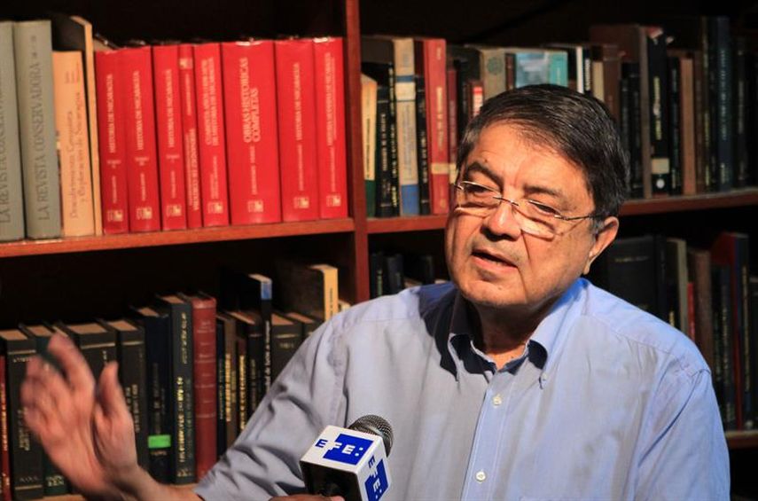 El escritor Sergio Ramírez habla con un periodista de Efe durante una entrevista en Managua. (EFE)